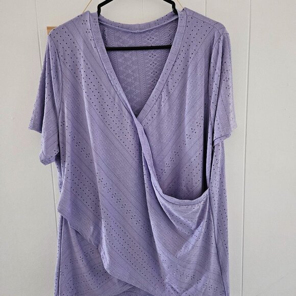 SOLD🆕Women's T-Shirt - Picture 1 of 6